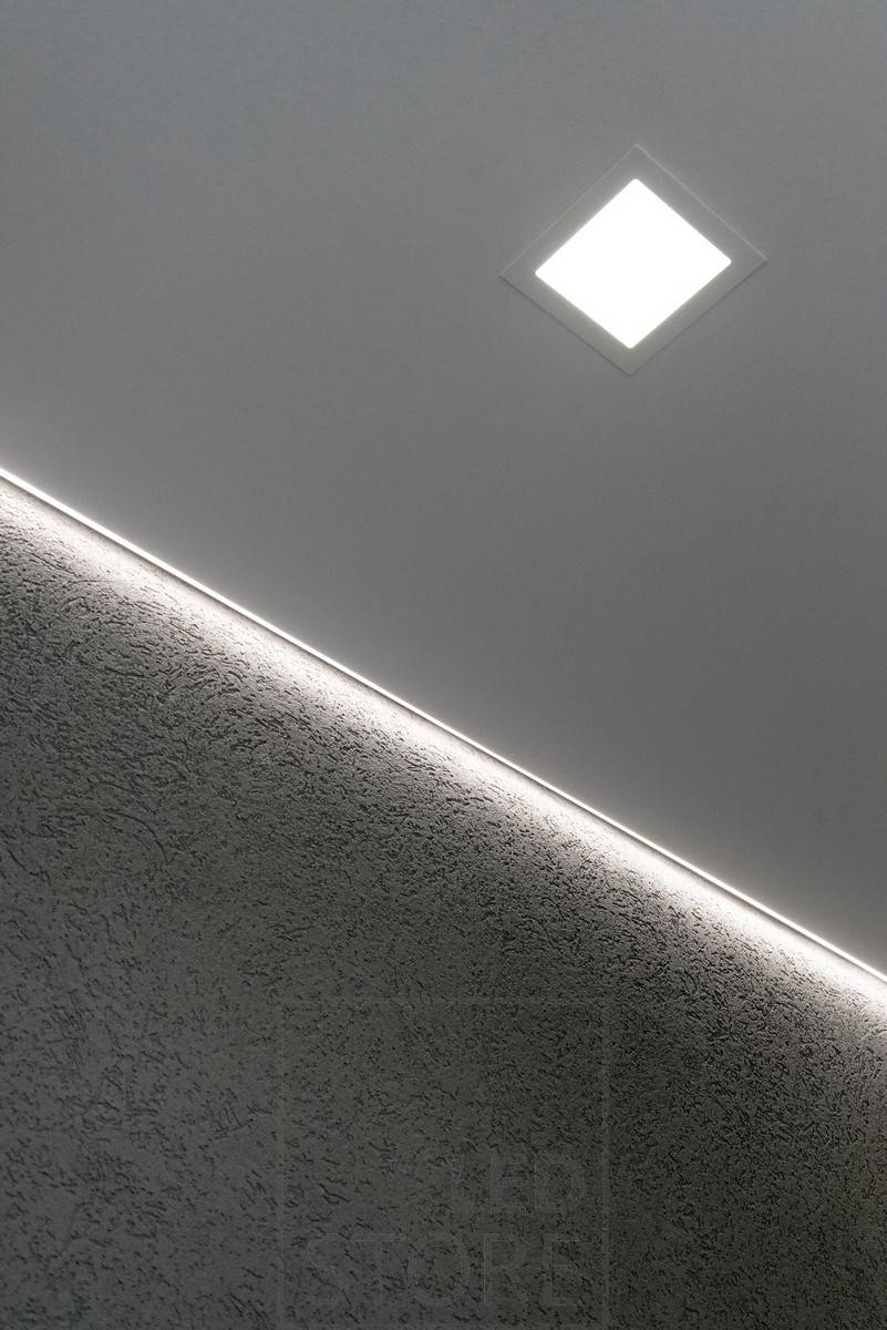 Iluminación indirecta que resalta una pared con textura. La iluminación indirecta se complementa con una luminaria de panel extensivo como downlight. Ledstore.fi